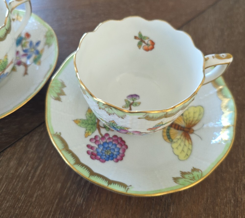 2 HEREND Fine China Demitasse Queen Victoria Teacup and Saucer - Picture 4 of 15